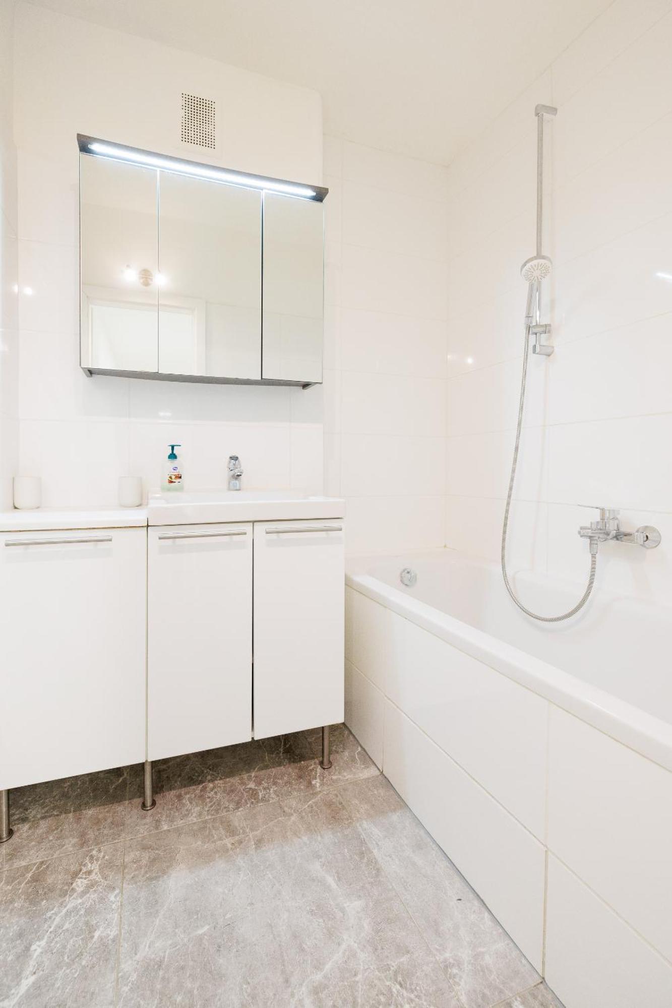 Cozy, Spacious And Charming 4 Bedrooms Apartament Wina Bagian luar foto
