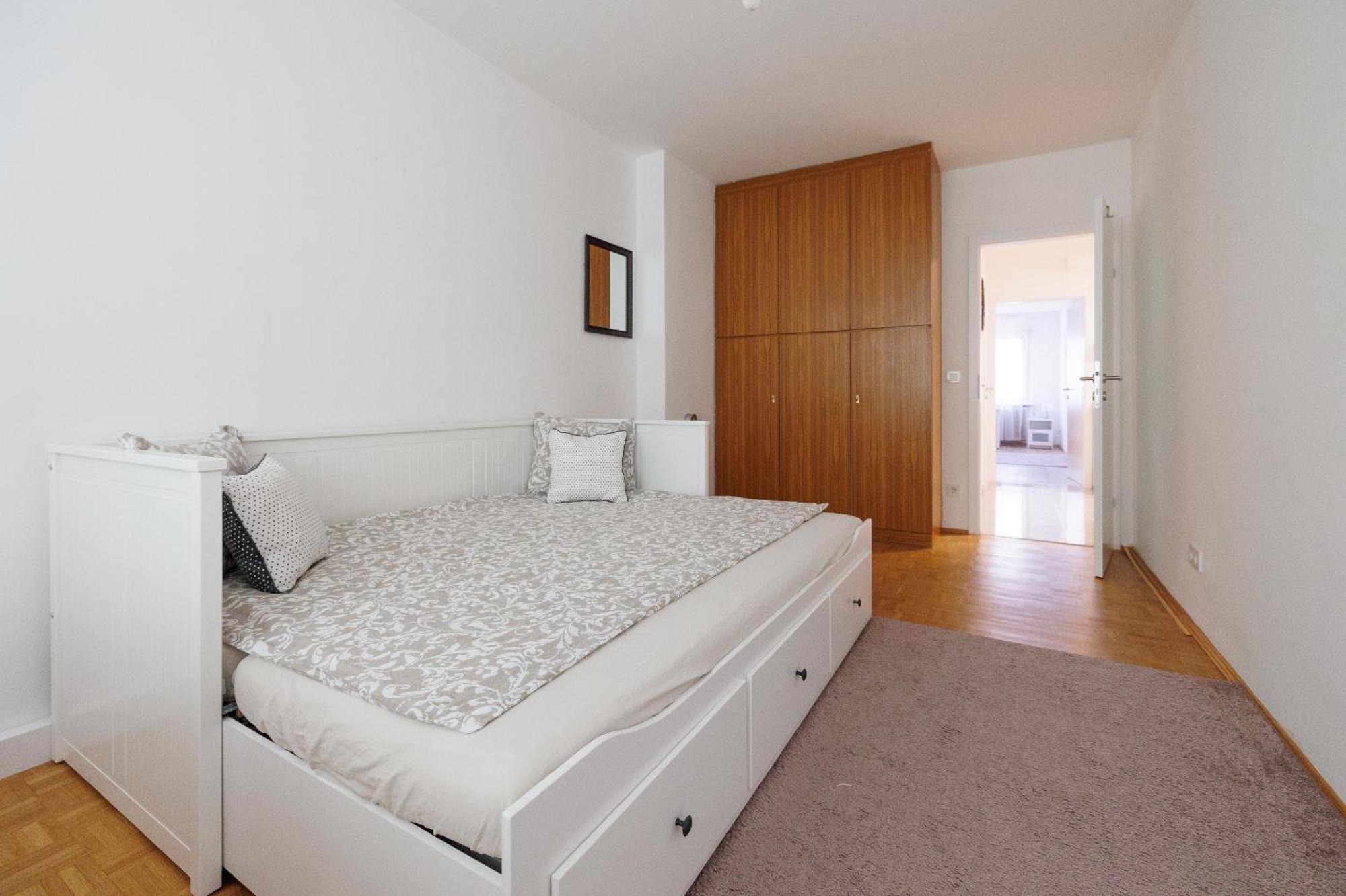 Cozy, Spacious And Charming 4 Bedrooms Apartament Wina Bagian luar foto